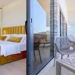 Platinum With Heated Pool, Jacuzzi And Sauna By The Sea In 로고즈니차