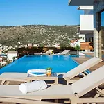 Platinum With Heated Pool, Jacuzzi And Sauna By The Sea In 빌라