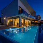 빌라 Platinum With Heated Pool, Jacuzzi And Sauna By The Sea In *