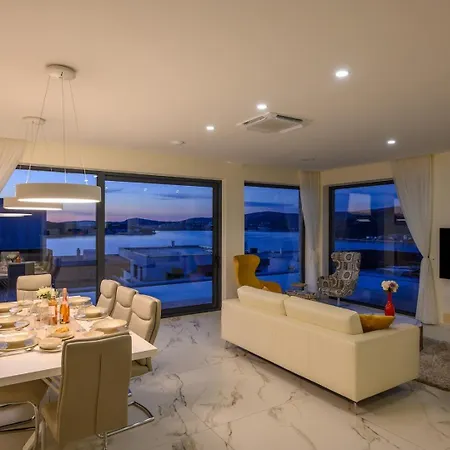 빌라 Platinum With Heated Pool, Jacuzzi And Sauna By The Sea In 로고즈니차