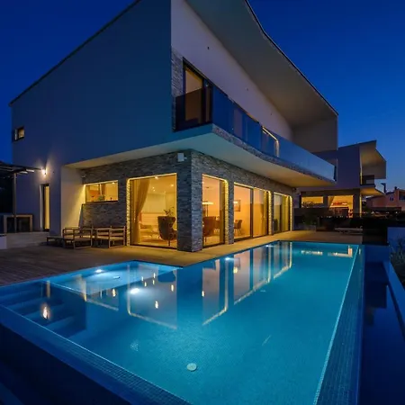 Villa Ramarin 1 With Heated Pool, Jacuzzi And Sauna By The Sea In *