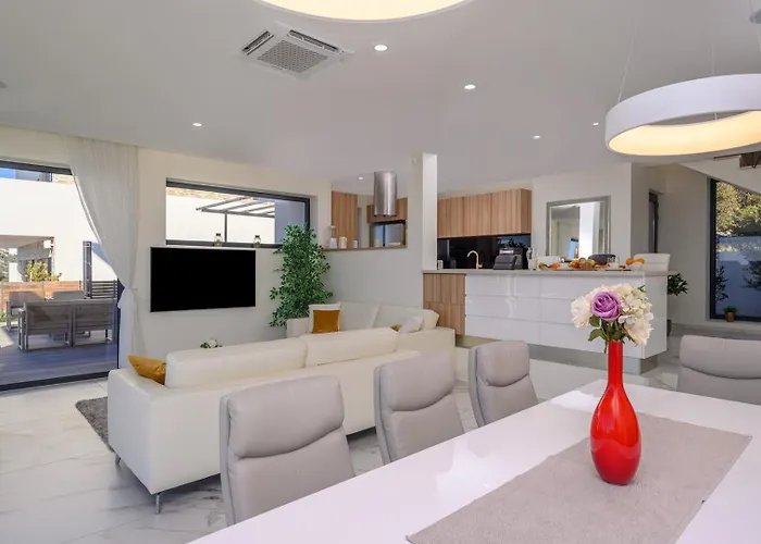 Ramarin 1 With Heated Pool, Jacuzzi And Sauna By The Sea In *